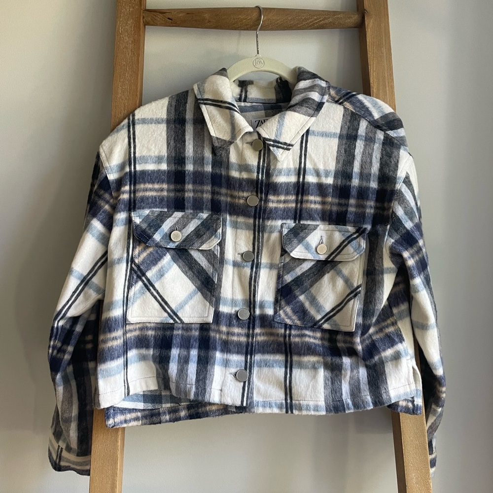 Zara Women’s Size M Plaid Cropped Fuzzy Blue White Over Shirt Jacket